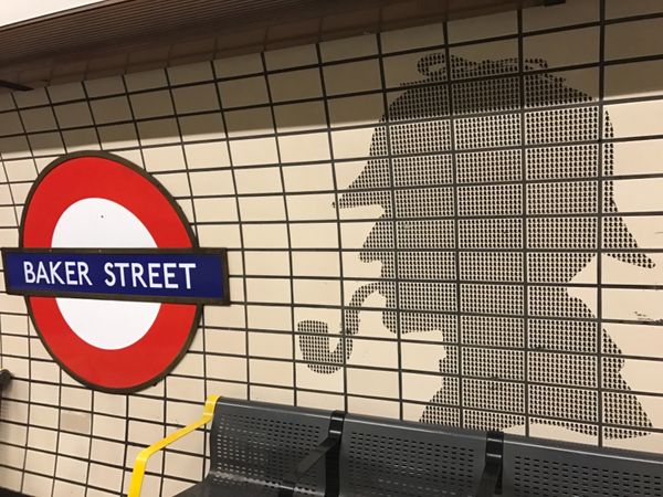 イギリス(英国)・ロンドン、リバプール「ロック聖地巡礼」の写真:地下鉄駅も多分にアート。