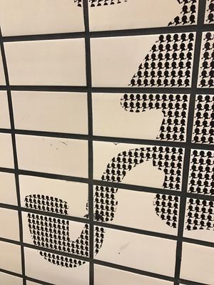 地下鉄駅も多分にアート。