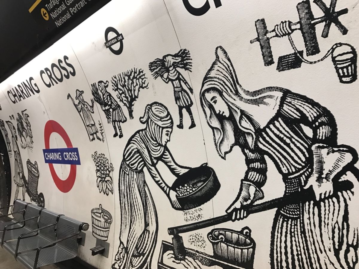 地下鉄駅も多分にアート。