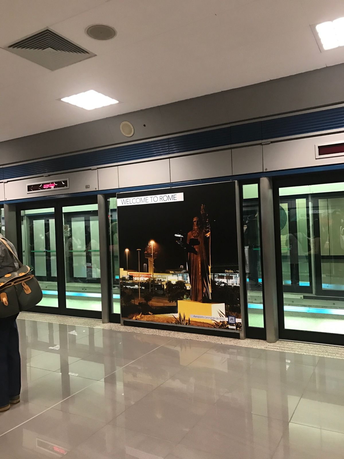 ローマフィウミチーノ空港（別名・レオナルドダヴィンチ空港）到着。
入国審...