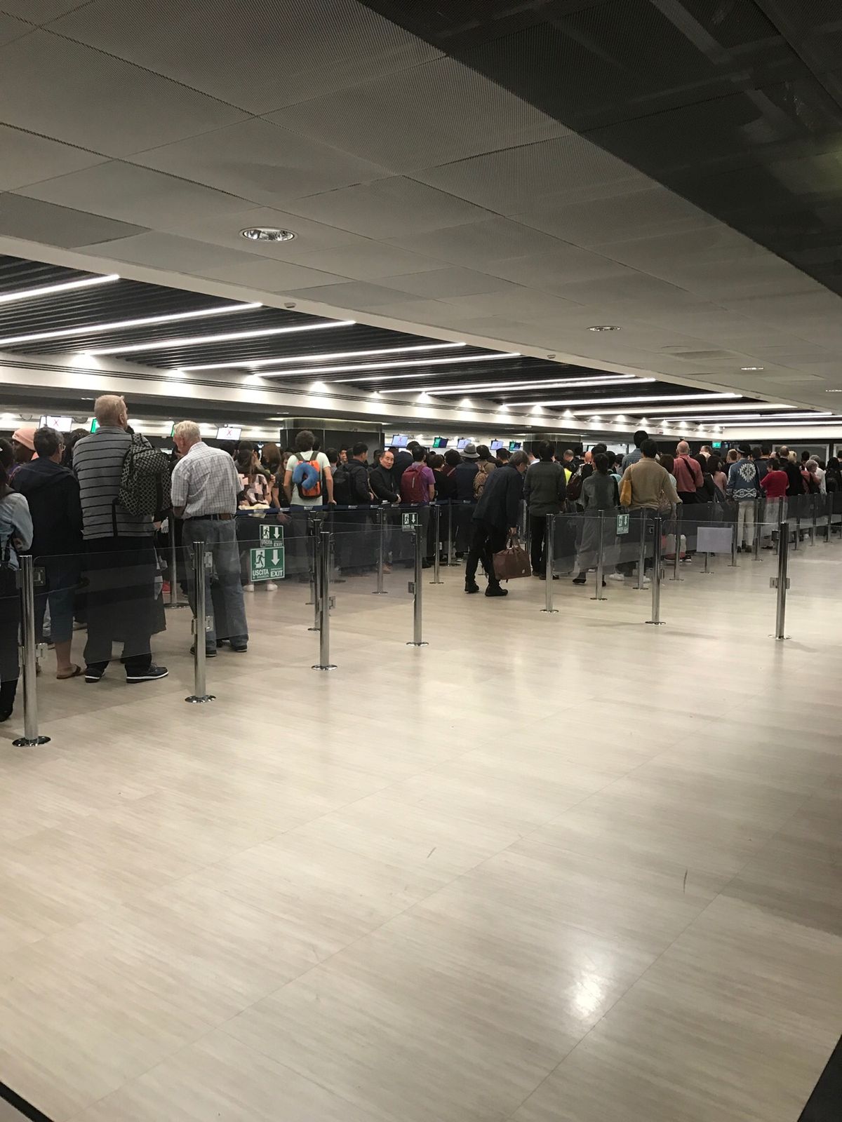 ローマフィウミチーノ空港（別名・レオナルドダヴィンチ空港）到着。
入国審...