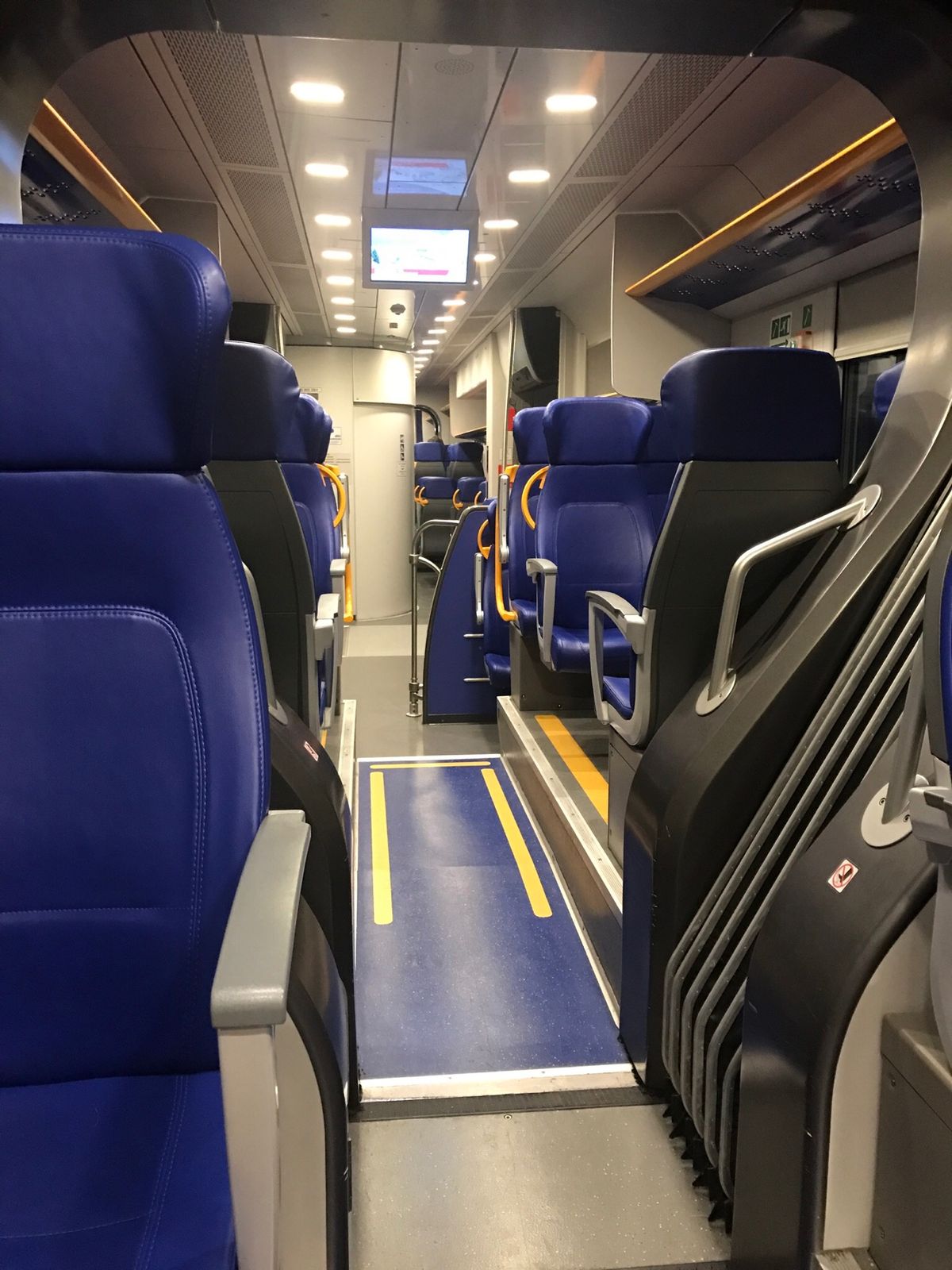 ローマフィウミチーノ空港（別名・レオナルドダヴィンチ空港）到着。
入国審...