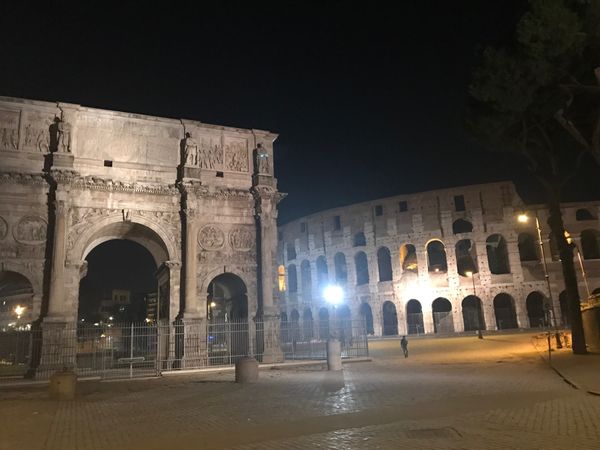 イタリア・ローマ、ナポリ「イタリアでやりたい事」の写真：夜のコロッセオ。
大きすぎてどうやって...