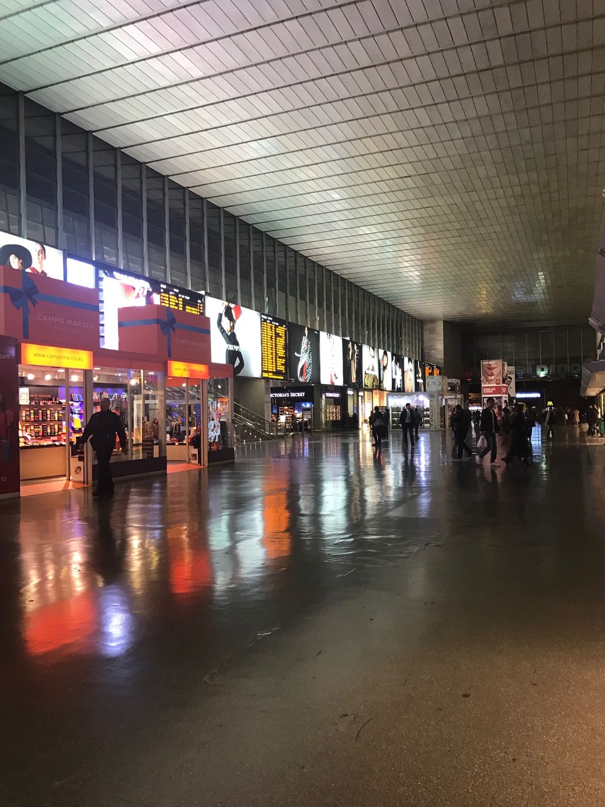 テルミニ駅周辺
夜通る事が多かったけど、駅中に色々レストラン等あったみた...