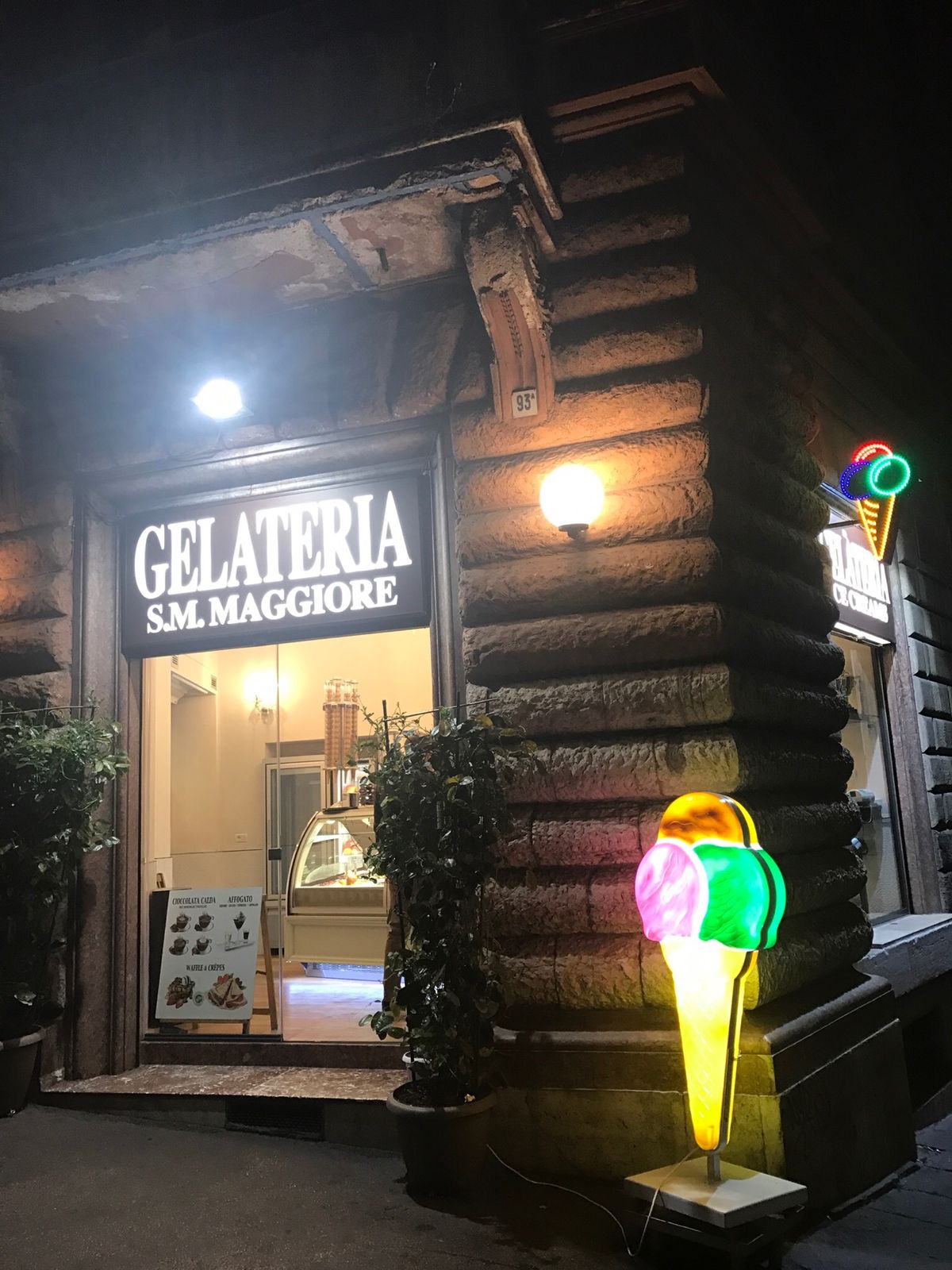 ローマ着いて興奮してジェラート買うも、量が多いのと、意外と寒くて失敗した…w
