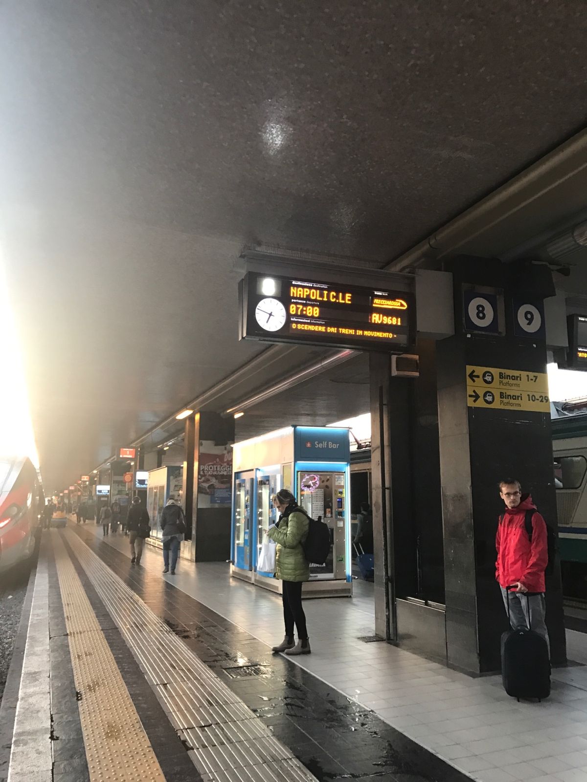 フレッチャロッサ（長距離列車）にて、テルミニ駅からナポリへ。
ヨーロッパ...