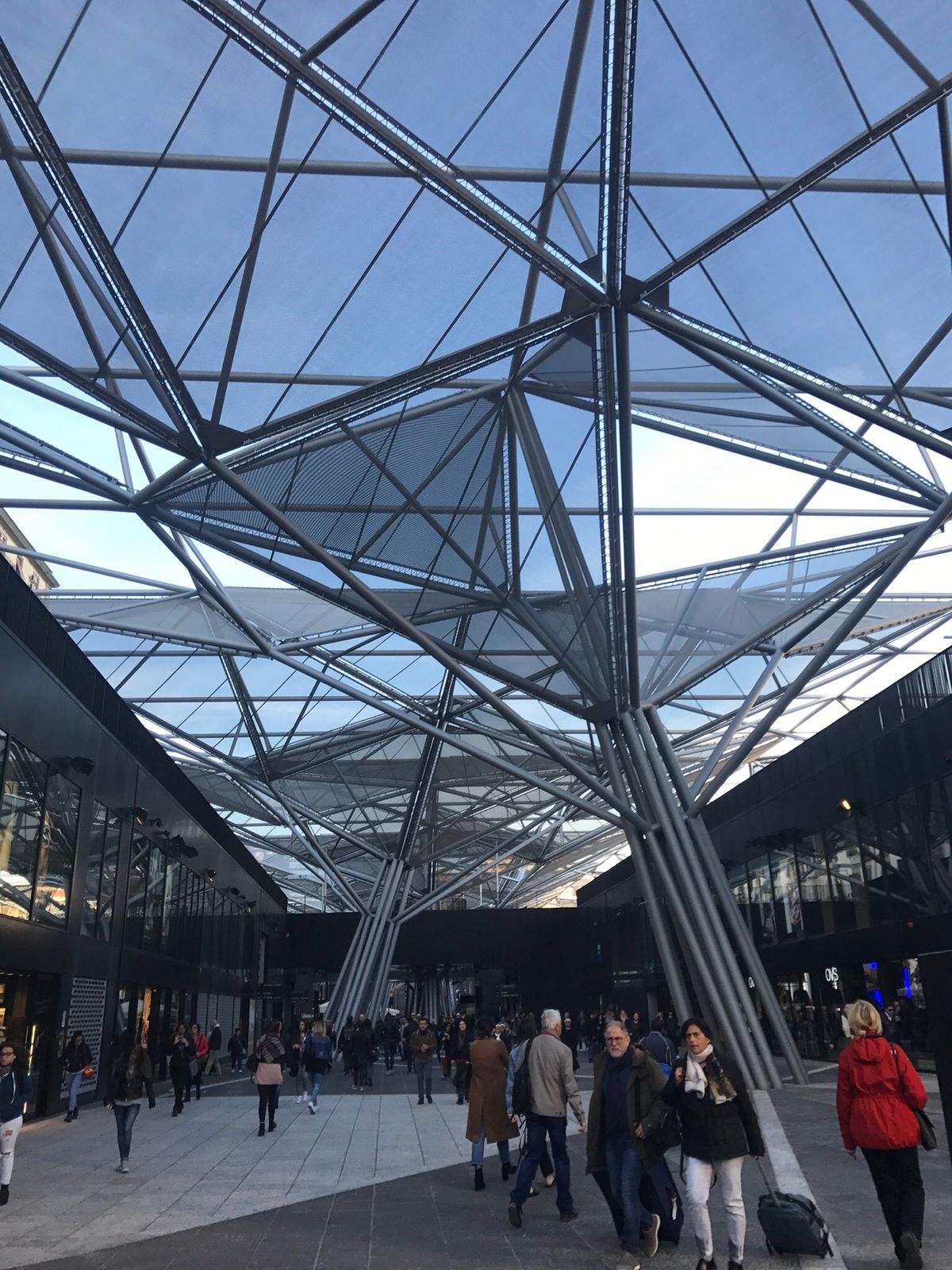 ナポリ駅到着。
ナポリの地下鉄はあまり綺麗じゃないけど、ローマの地下鉄よ...