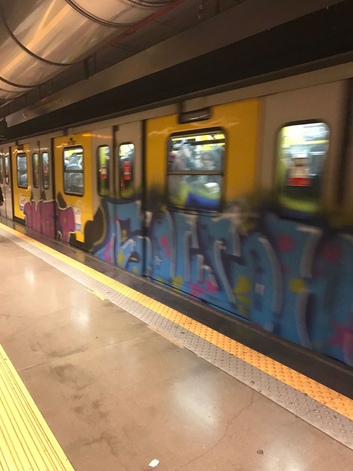 ナポリ駅到着。
ナポリの地下鉄はあまり綺麗じゃないけど、ローマの地下鉄よ...