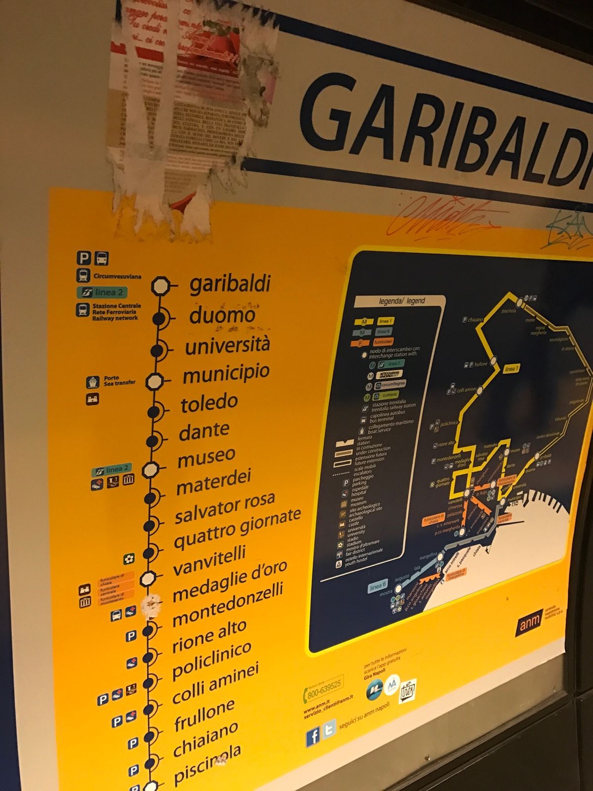 ナポリ駅到着。
ナポリの地下鉄はあまり綺麗じゃないけど、ローマの地下鉄よ...