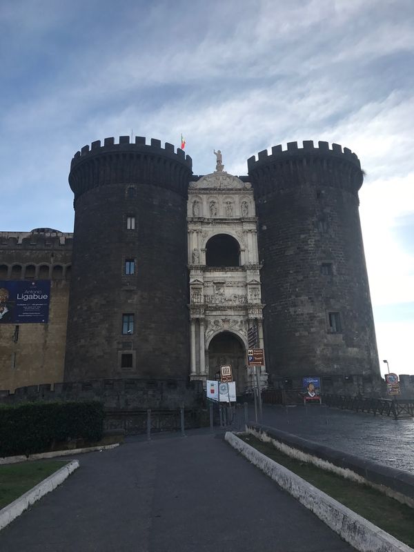 イタリア・ローマ、ナポリ「イタリアでやりたい事」の写真：ヌォーヴォ城は統治されていた国の王によっ...