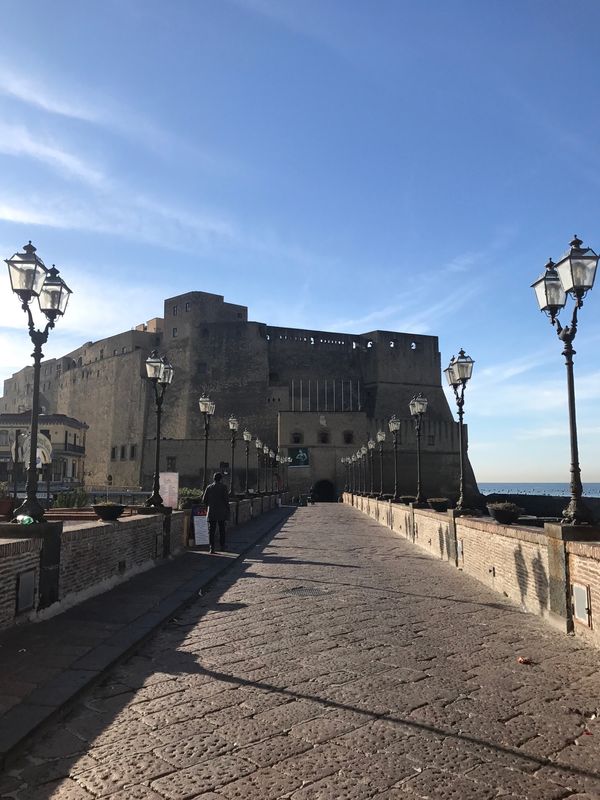 イタリア・ローマ、ナポリ「イタリアでやりたい事」の写真：卵城
建物が卵色ってのと、築城の際に基...