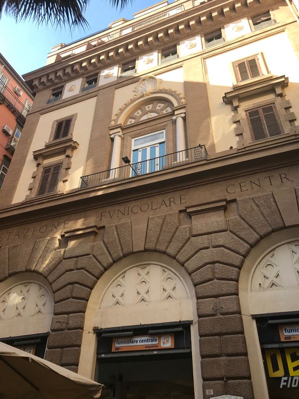 イタリア・ローマ、ナポリ「イタリアでやりたい事」の写真：ナポリは坂の街なので、モノレールが必須。...