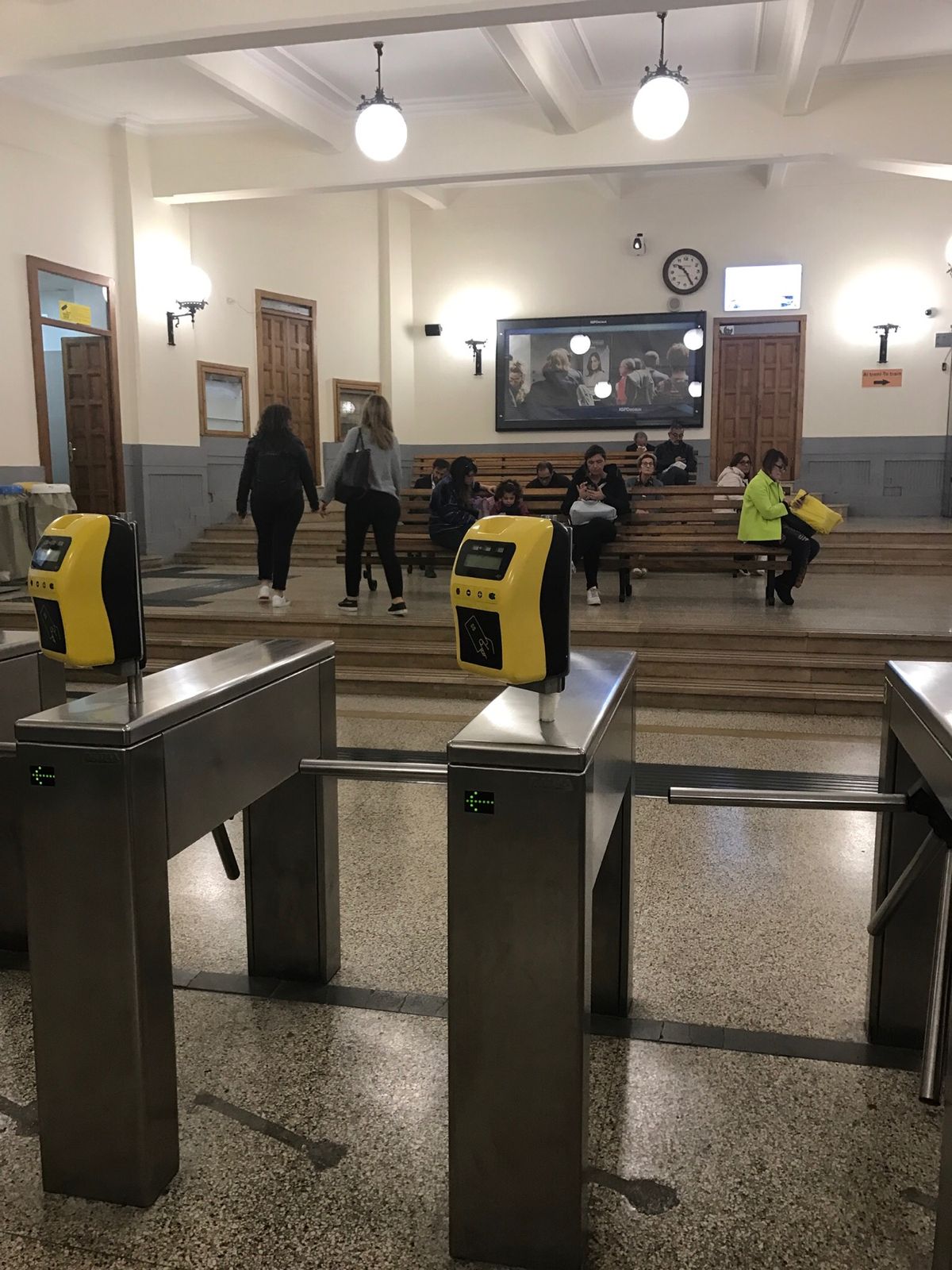 ナポリは坂の街なので、モノレールが必須。
モノレールの事をフニコラーレと...