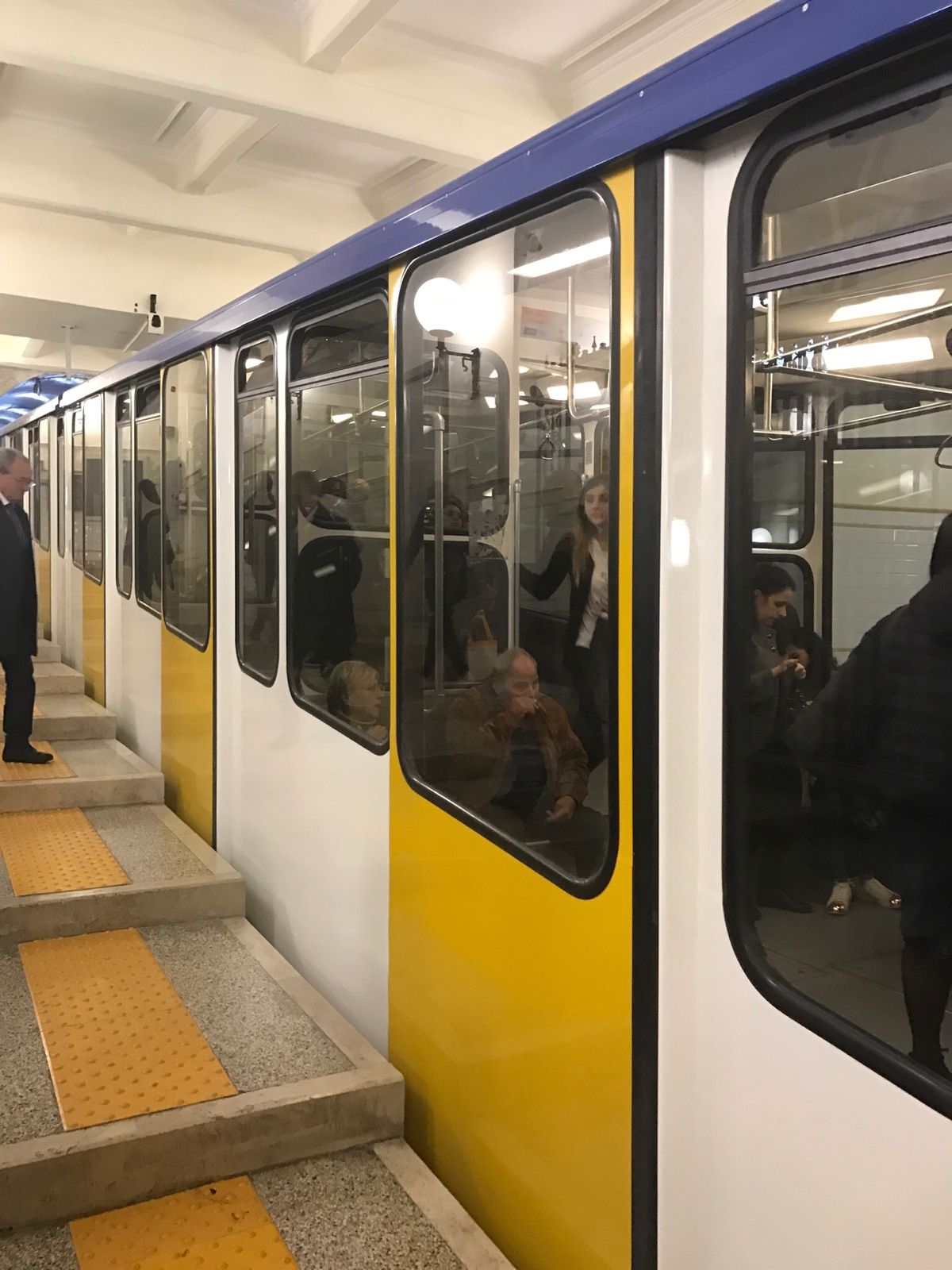 ナポリは坂の街なので、モノレールが必須。
モノレールの事をフニコラーレと...