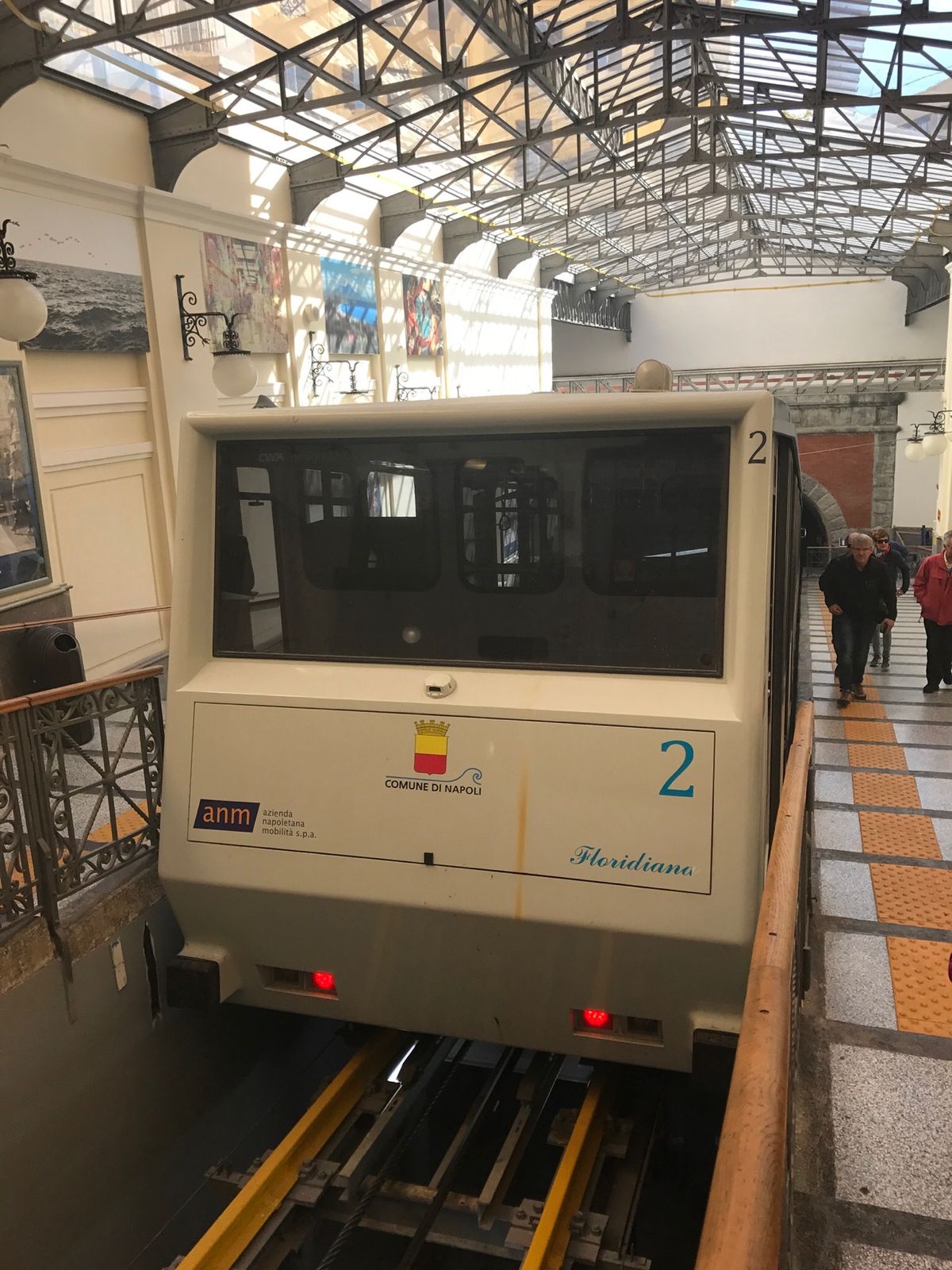 ナポリは坂の街なので、モノレールが必須。
モノレールの事をフニコラーレと...