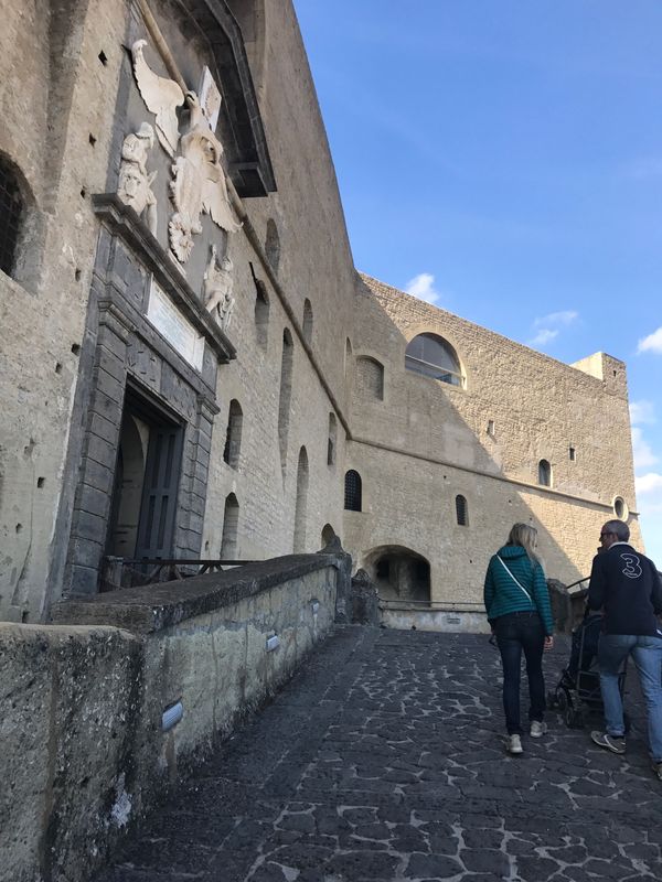 イタリア・ローマ、ナポリ「イタリアでやりたい事」の写真：サンテルモ城
丘の上なので景色がいいはず…