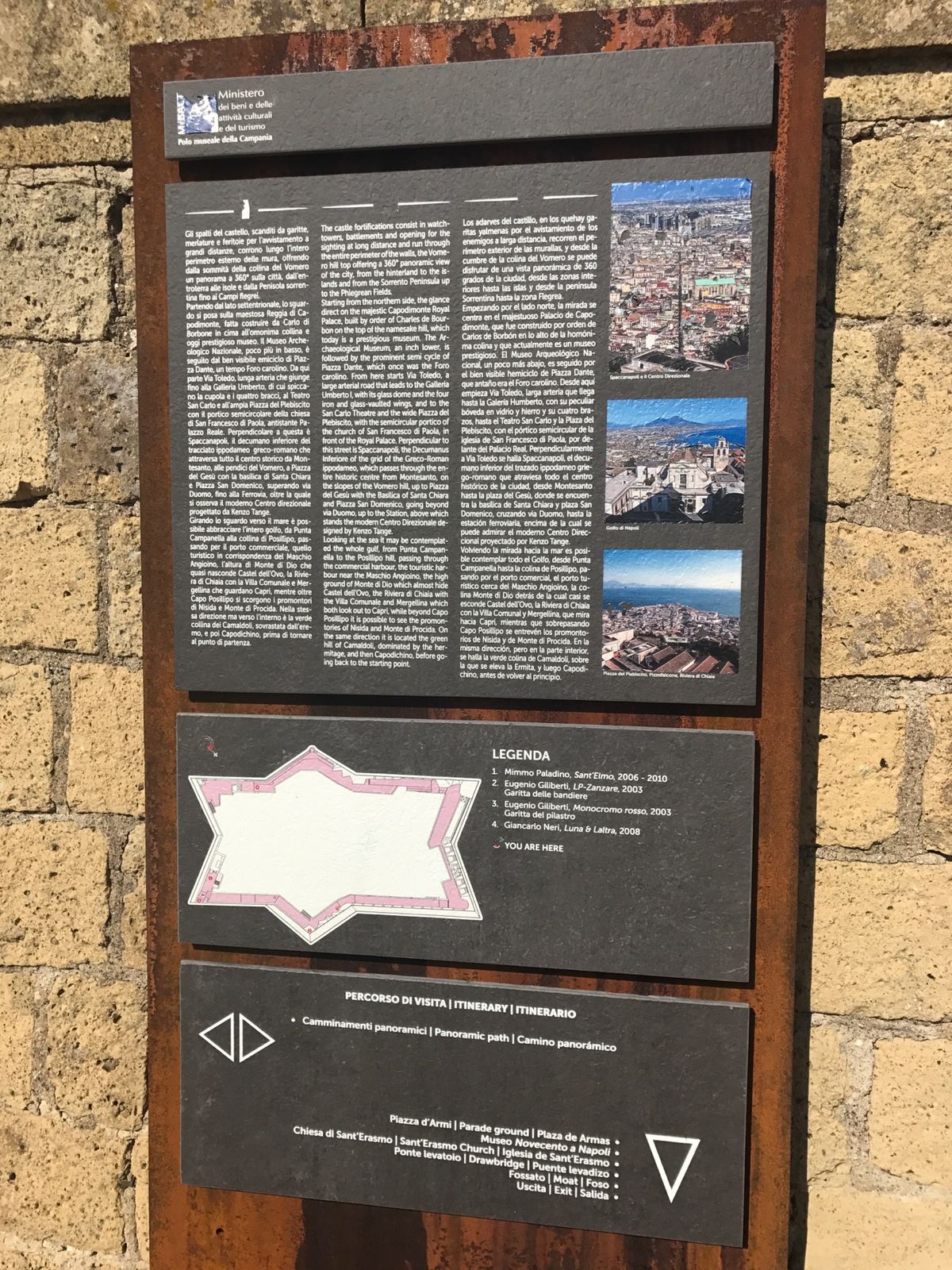 ナポリを一望できる！
上空から見ると星型になっているらしい。