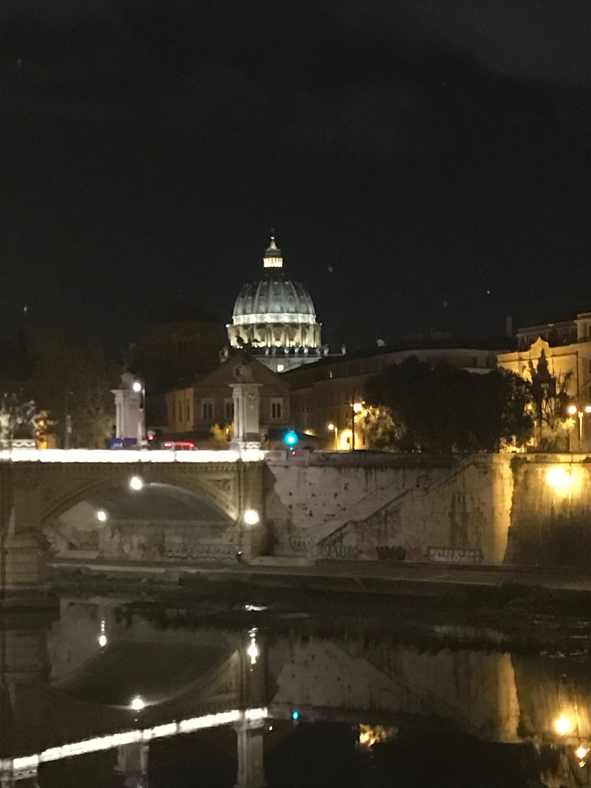 夜のローマ散策。
サンタンジェロ城からバチカンを臨む。
「ローマの休日...