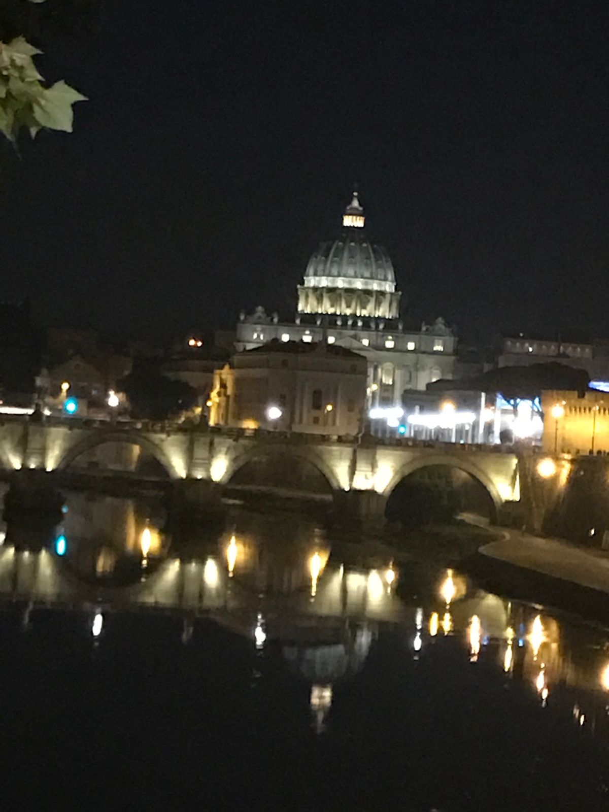 夜のローマ散策。
サンタンジェロ城からバチカンを臨む。
「ローマの休日...