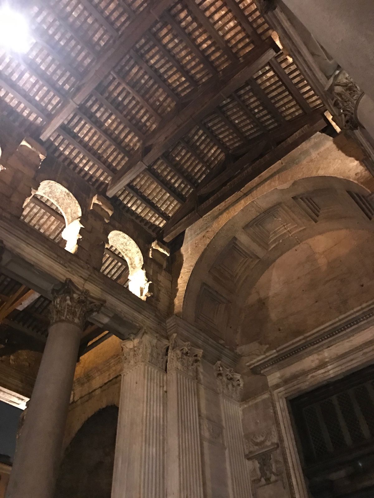 夜のローマ散策
パンテオン
ローマの様々な神を奉っていた神殿だった場所...