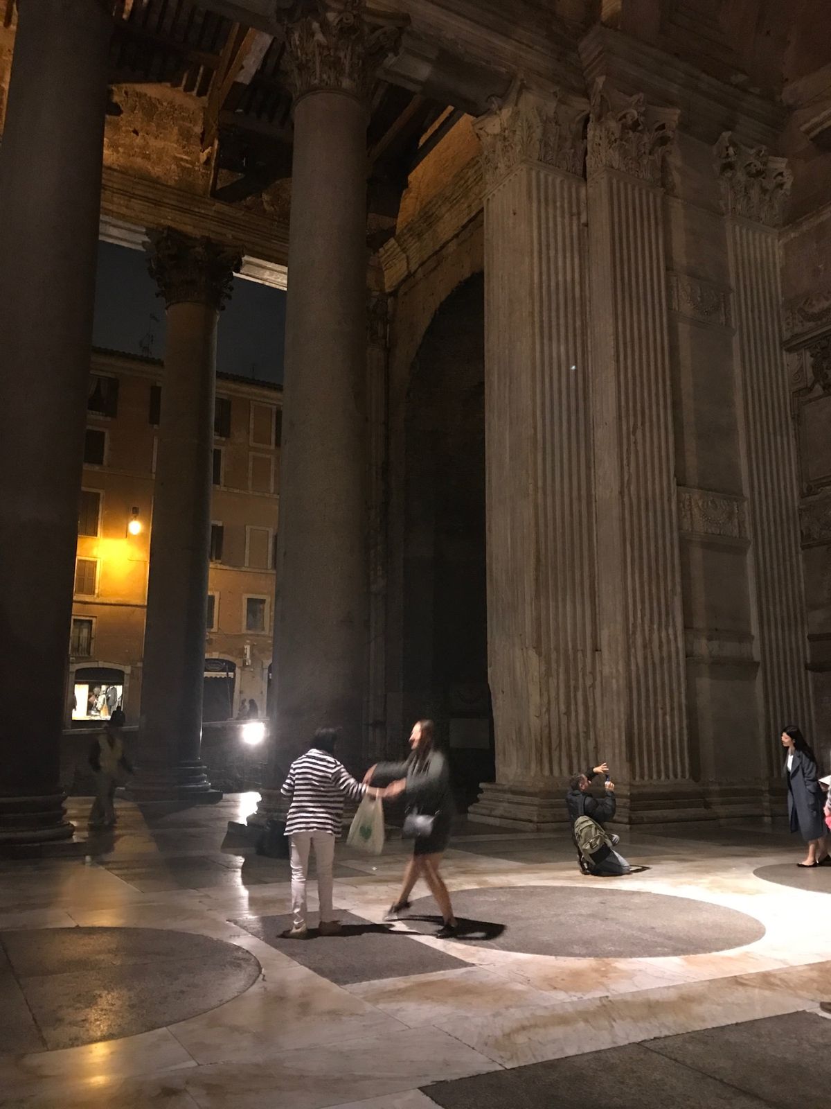 夜のローマ散策
パンテオン
ローマの様々な神を奉っていた神殿だった場所...