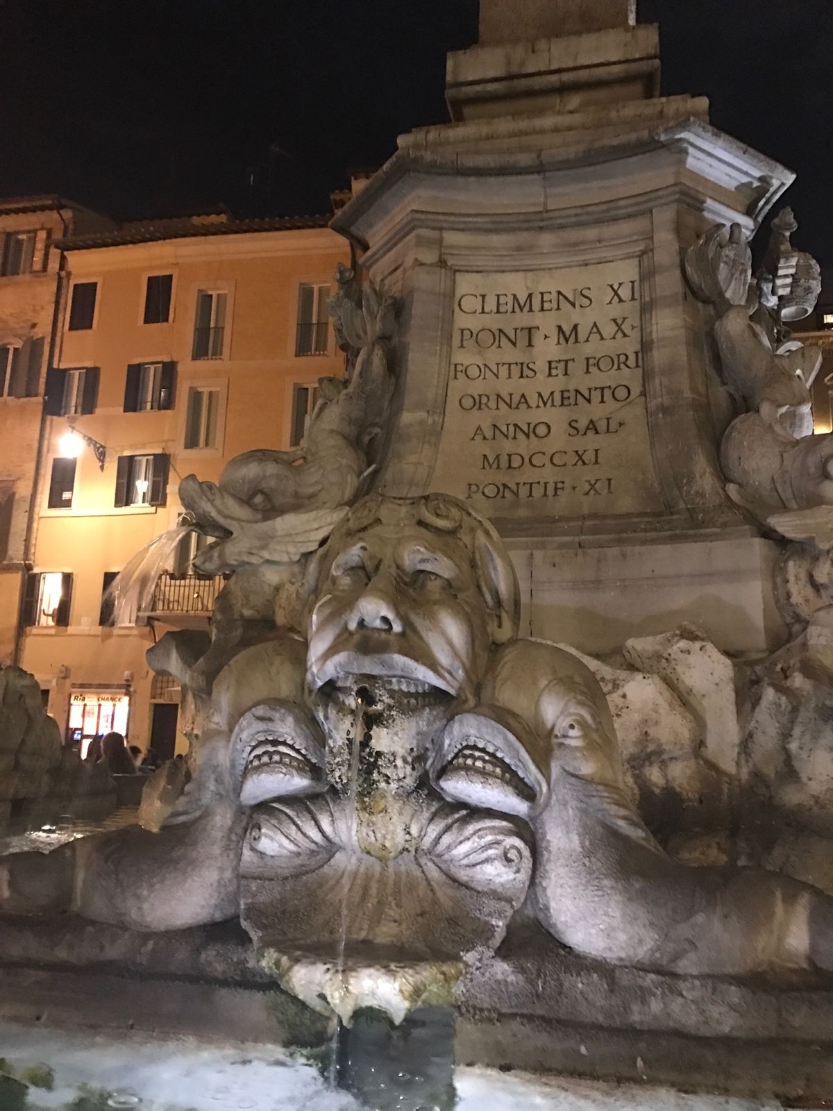 夜のローマ散策
パンテオン
ローマの様々な神を奉っていた神殿だった場所...