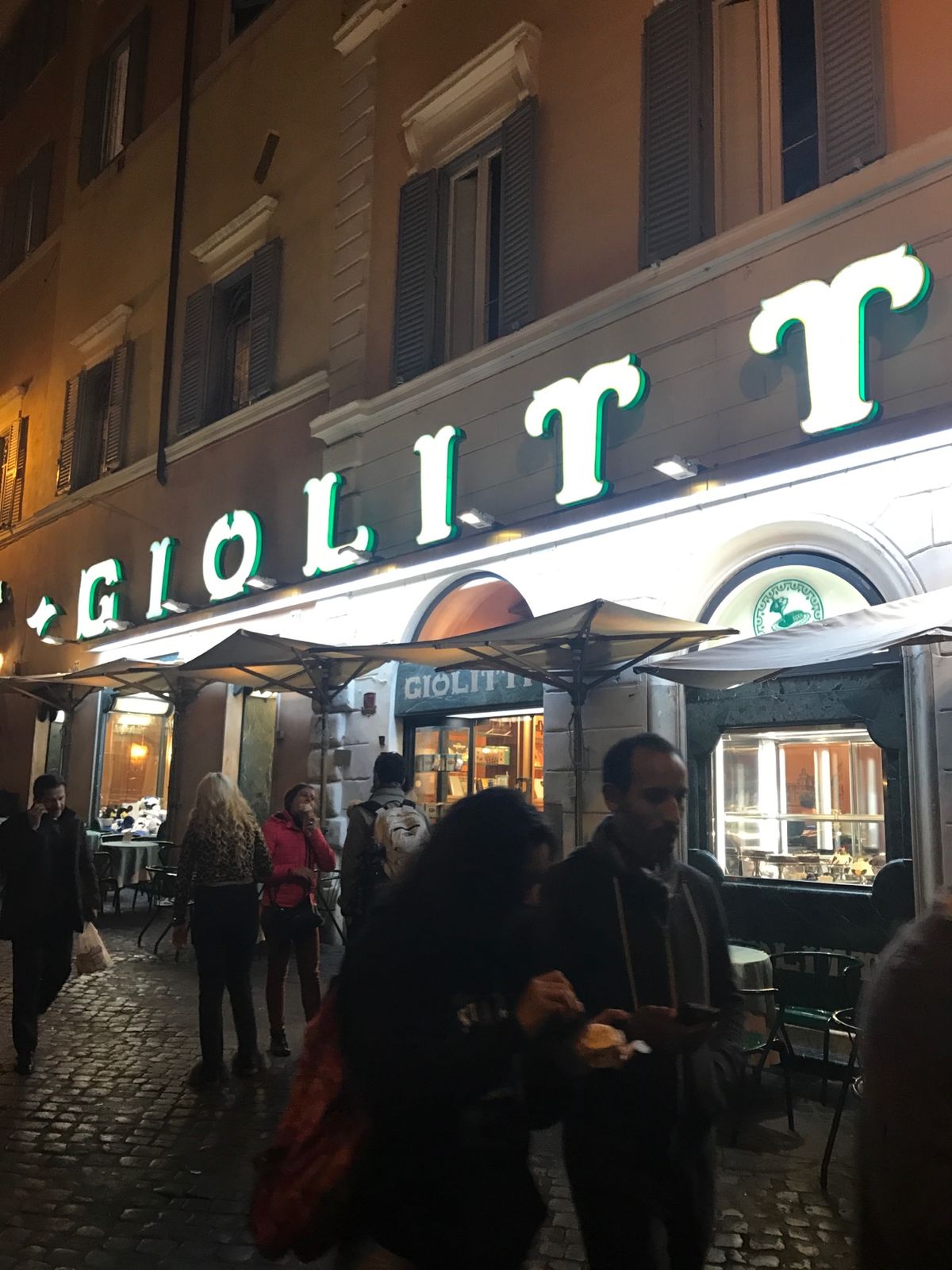 有名店の「GIOLITTI」
初日に食べたジェラートが大きかったので、１...