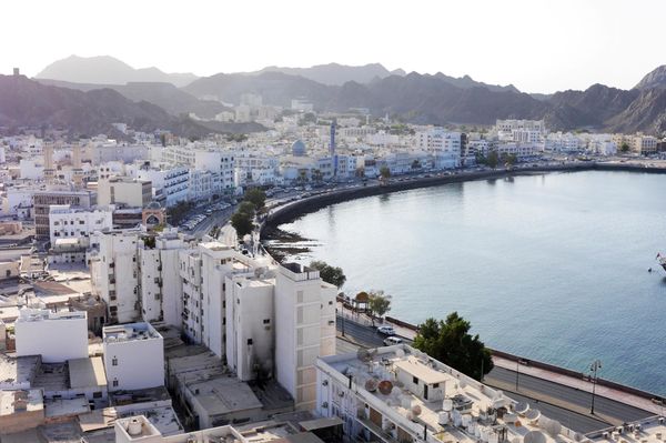 オマーン・Sur「オマーン立ち寄り」の写真：オマーンの首都 マスカット。
バスで港の...