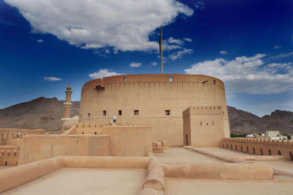 オマーンの内陸にあるニズワという街で、城砦を見る。
平和な街だけど とにか...