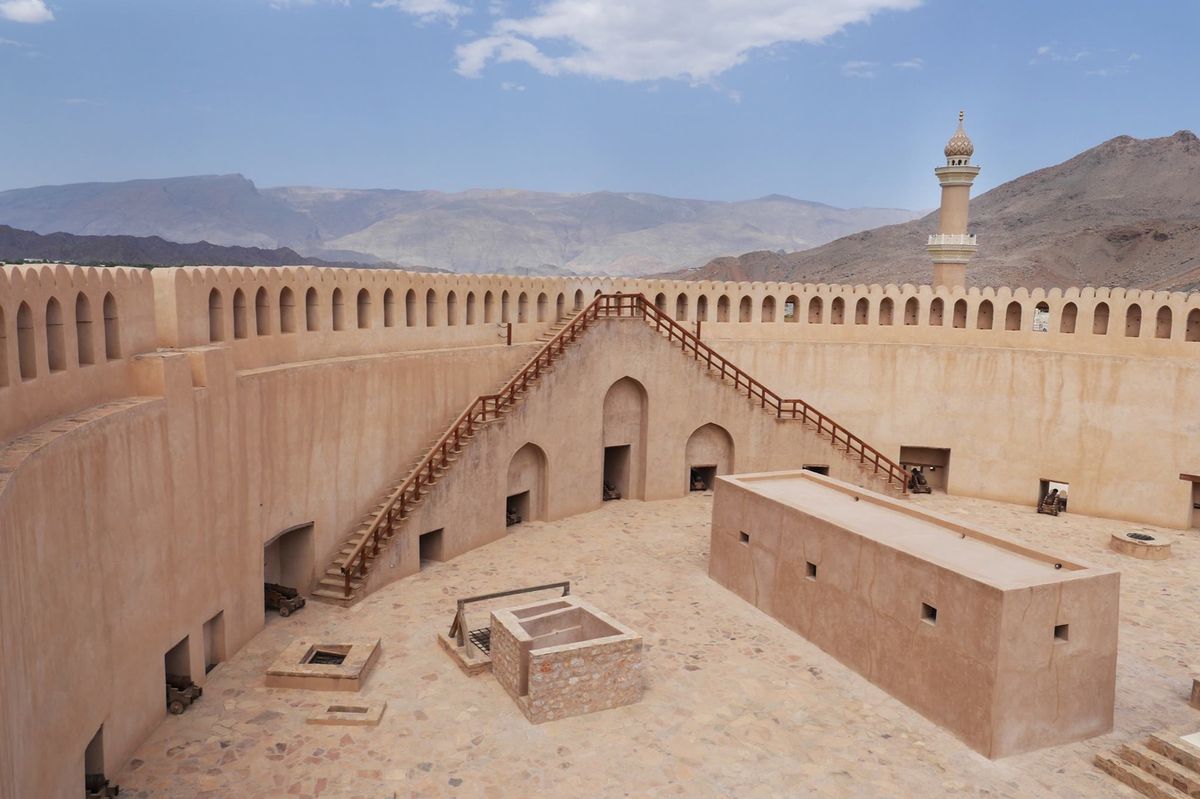 オマーンの内陸にあるニズワという街で、城砦を見る。
平和な街だけど とにか...