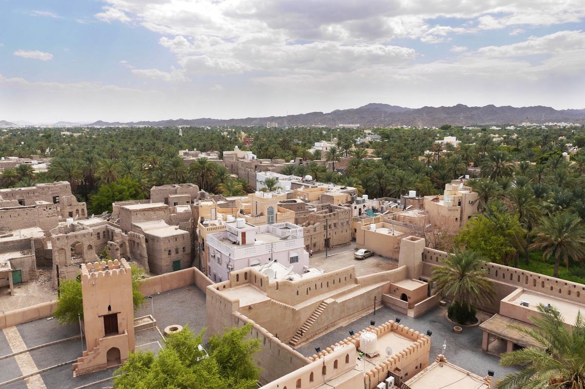 オマーンの内陸にあるニズワという街で、城砦を見る。
平和な街だけど とにか...