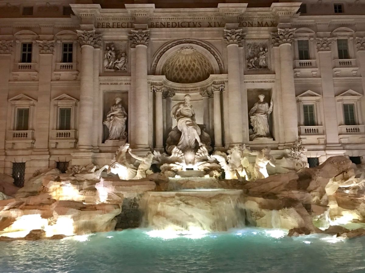 トレビの泉、夜の部。
人が多過ぎるのと、何故か周囲に柵が張り巡らされていて...