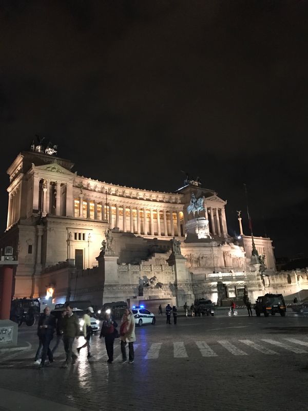 イタリア・ローマ、ナポリ「イタリアでやりたい事」の写真：歩いていたら突如現れたヴェネツィア広場。...