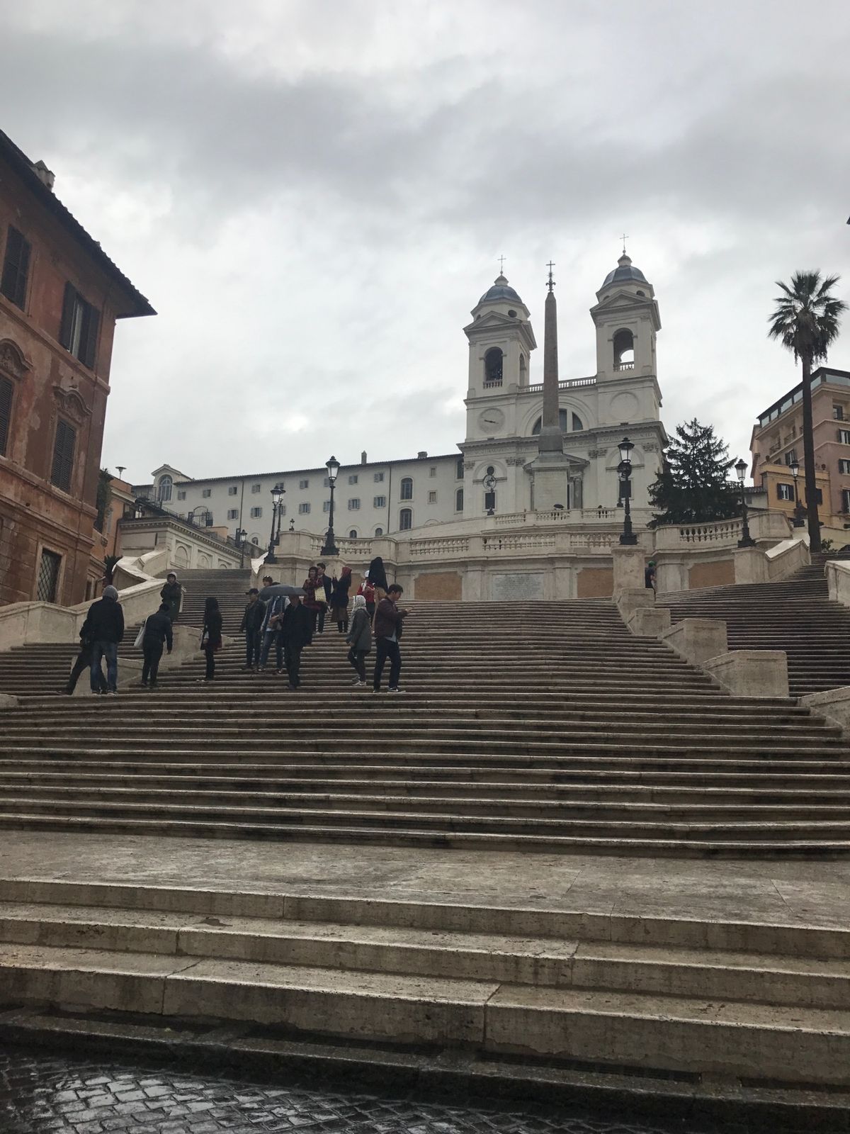 ローマ散策・昼編。
スペイン広場も朝早くなら混んでない。
ちょっと雨交じり...