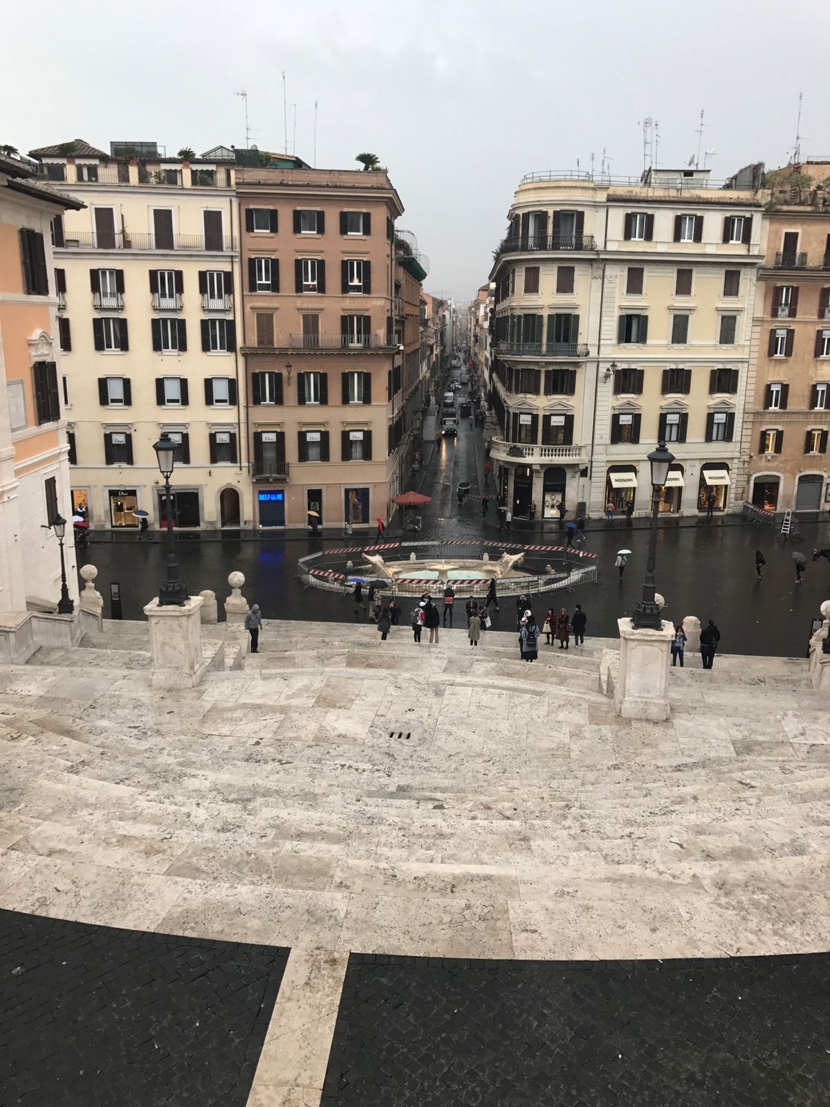 ローマ散策・昼編。
スペイン広場も朝早くなら混んでない。
ちょっと雨交じり...
