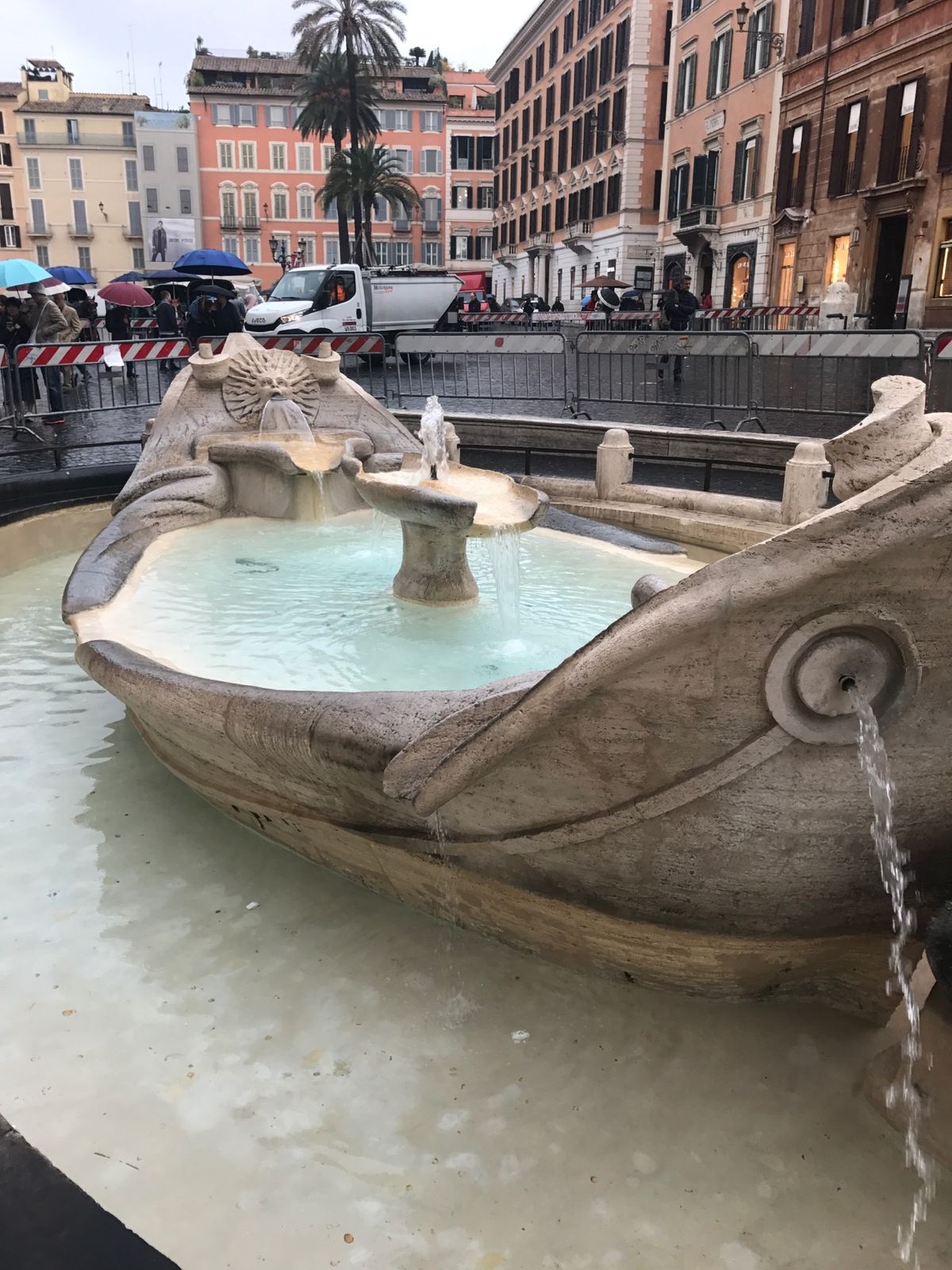 ローマ散策・昼編。
スペイン広場も朝早くなら混んでない。
ちょっと雨交じり...
