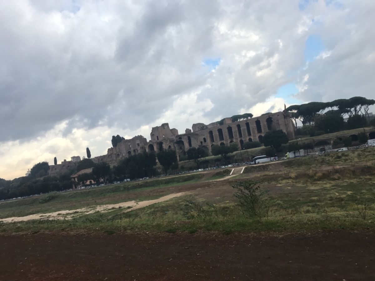 チルコ・マッシモ駅から歩く。
広大な遺跡は古代ローマの戦車競技場跡。
だい...