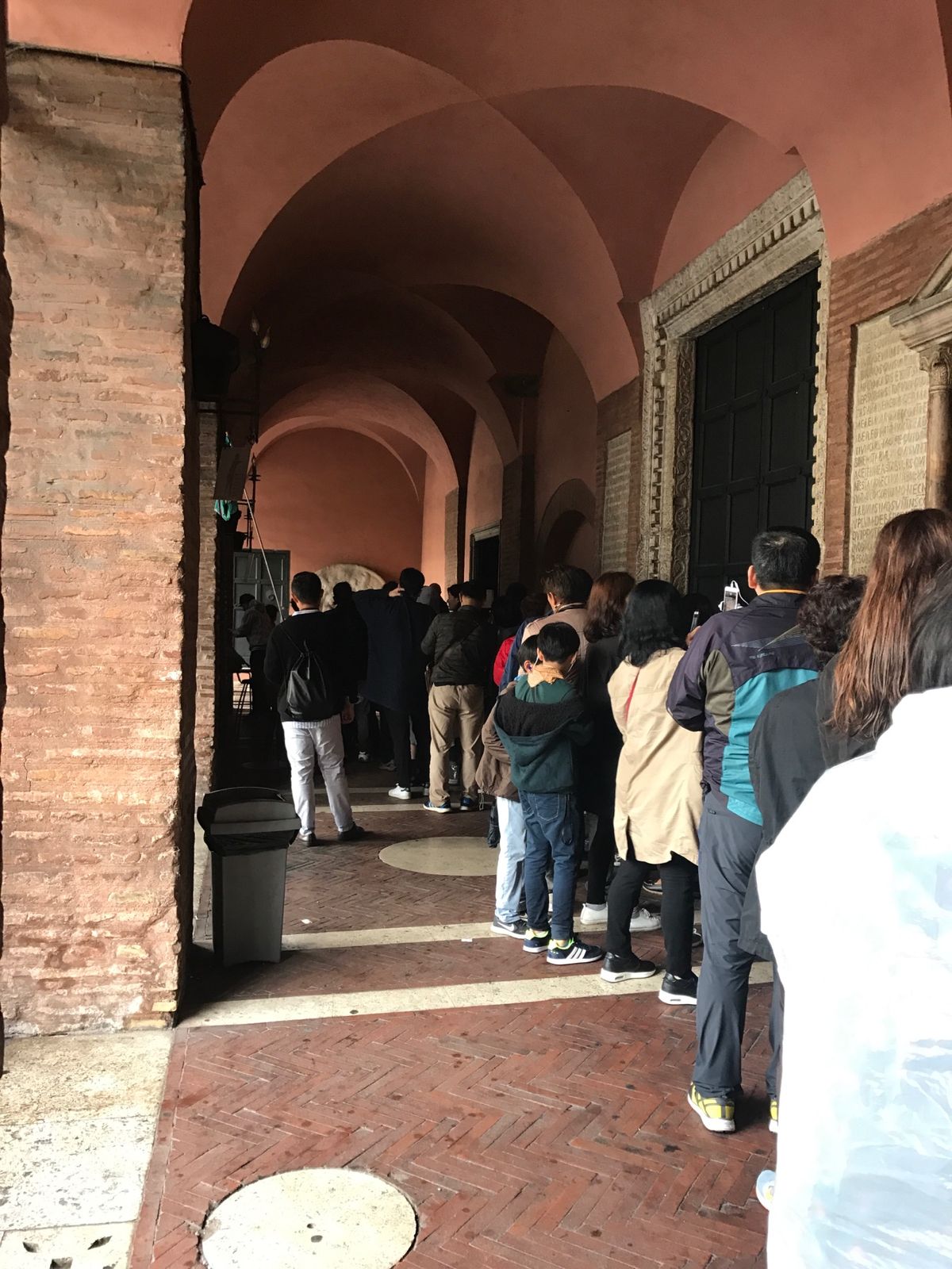 チルコ・マッシモ駅から歩く。
広大な遺跡は古代ローマの戦車競技場跡。
だい...