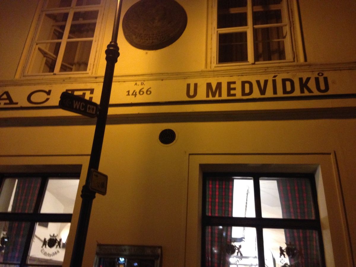 「ウ・メドヴィードクー」と言うホスポダに行きたくて。
こちらのビールは「O...