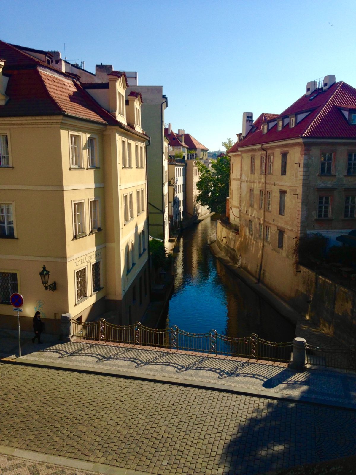 プラハ城までの道。
なんて事ない小道も絵になる。