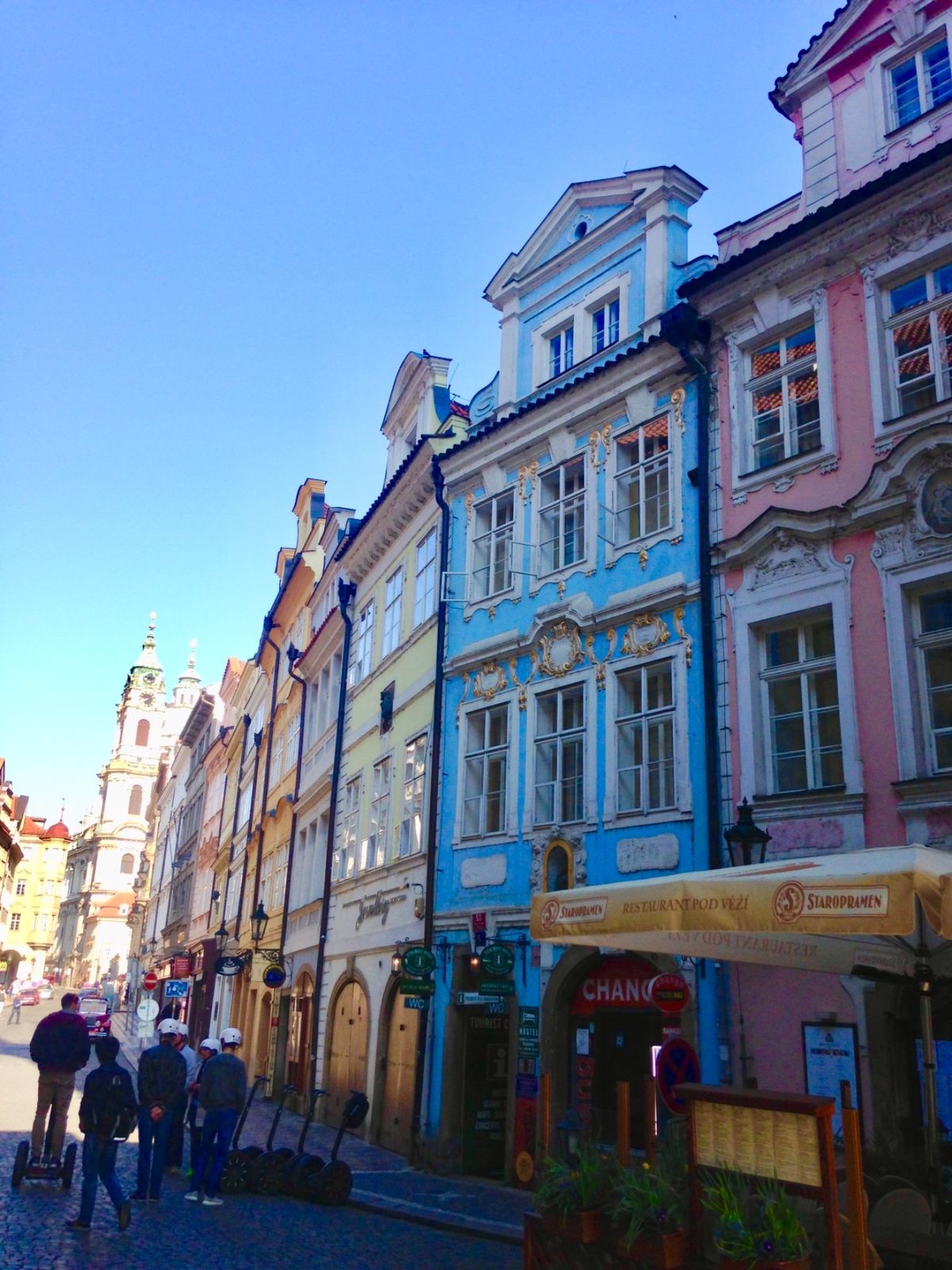 プラハ城までの道。
なんて事ない小道も絵になる。