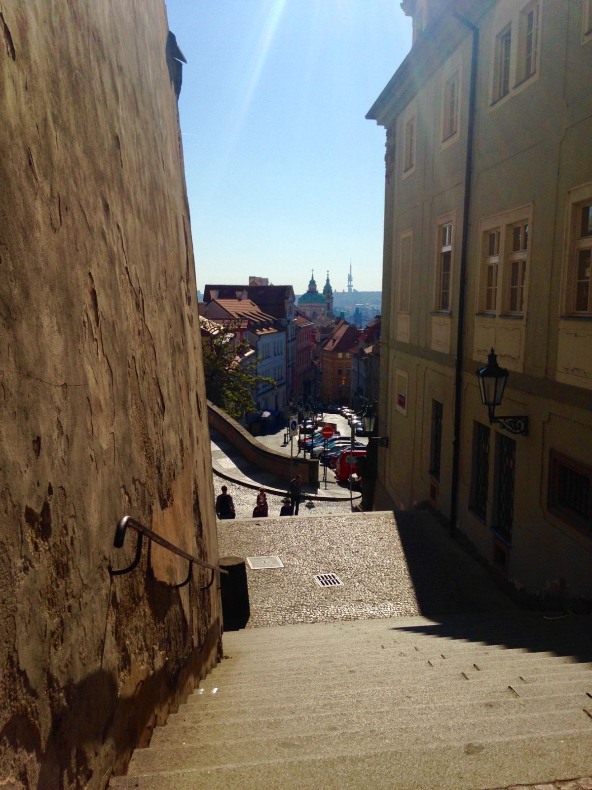 プラハ城までの道。
なんて事ない小道も絵になる。