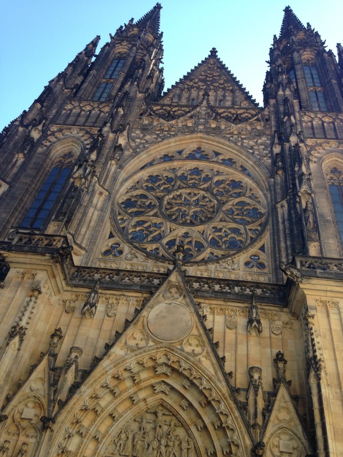 聖ヴィート大聖堂。
大き過ぎて写真に撮りにくい…
ステンドグラスが有名...