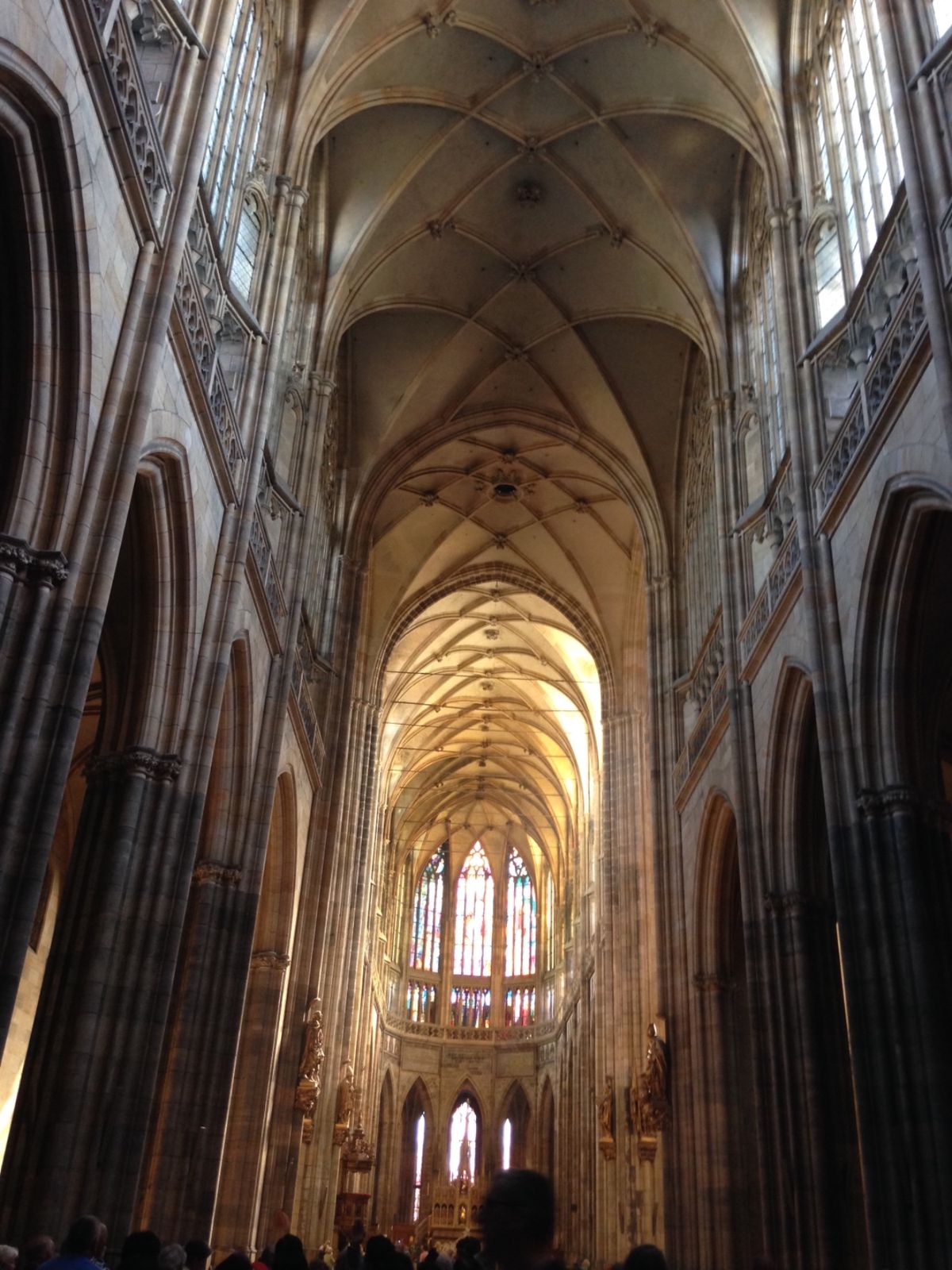 聖ヴィート大聖堂。
大き過ぎて写真に撮りにくい…
ステンドグラスが有名...