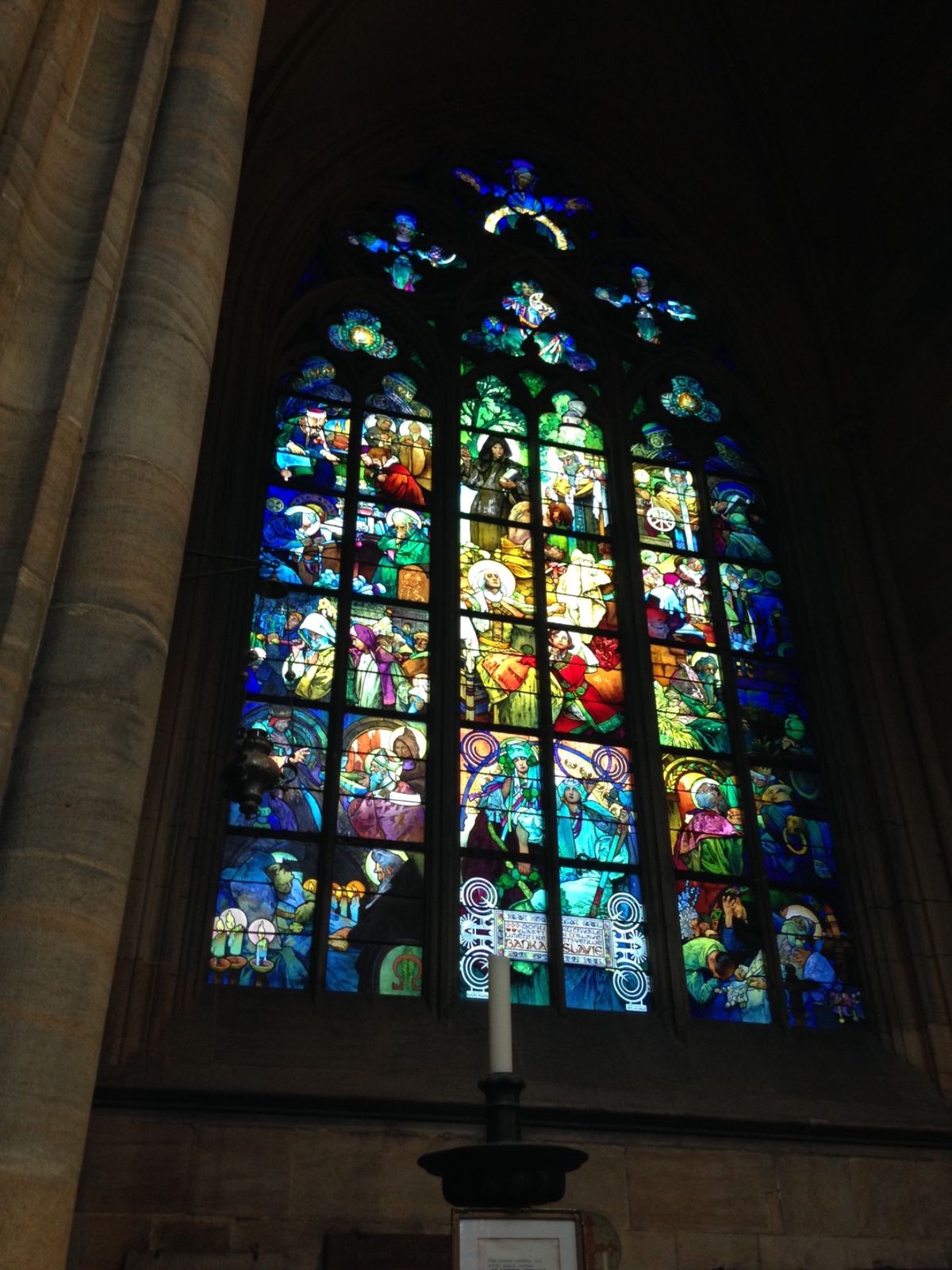 聖ヴィート大聖堂。
大き過ぎて写真に撮りにくい…
ステンドグラスが有名...