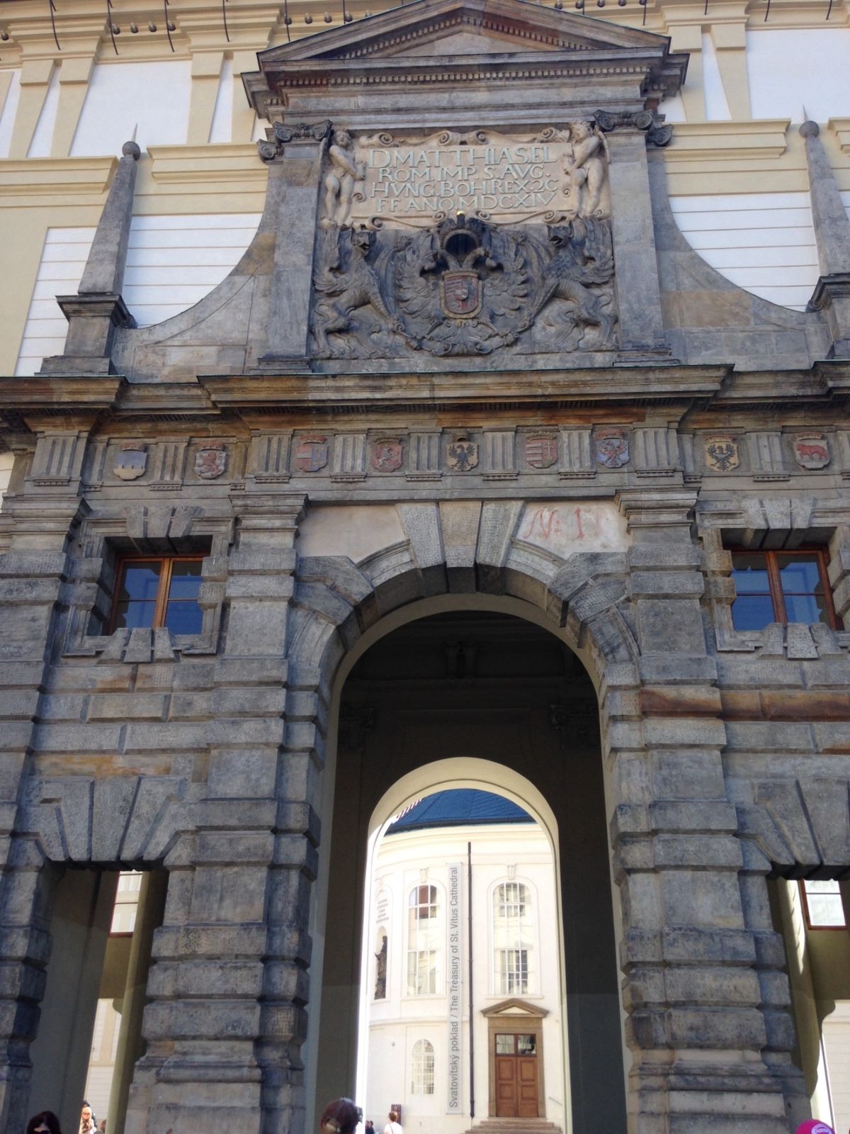 プラハ城とは言うけれど、どの部分がお城？
お城なだけに高台からの見晴らしは...