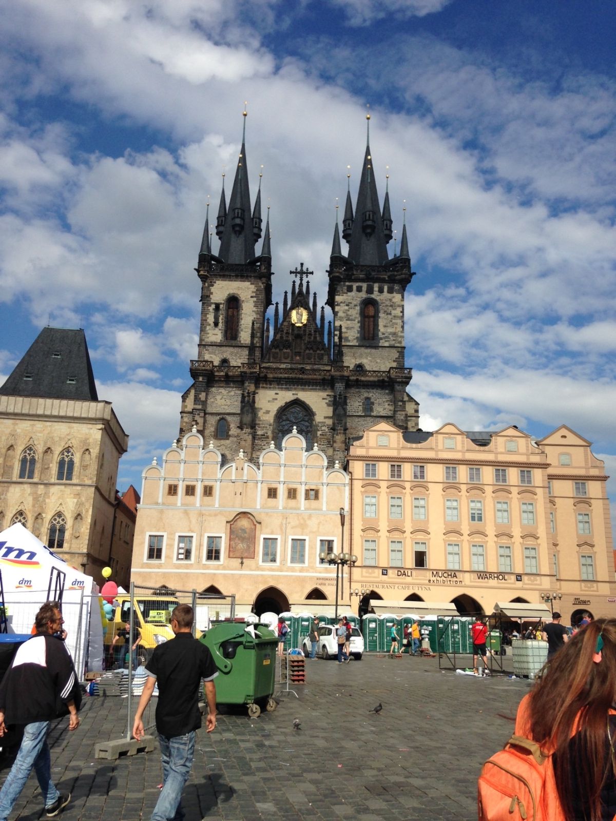 二度とフルマラソンは走るもんか…
ゴール後着替えて再度旧市街広場。
からく...