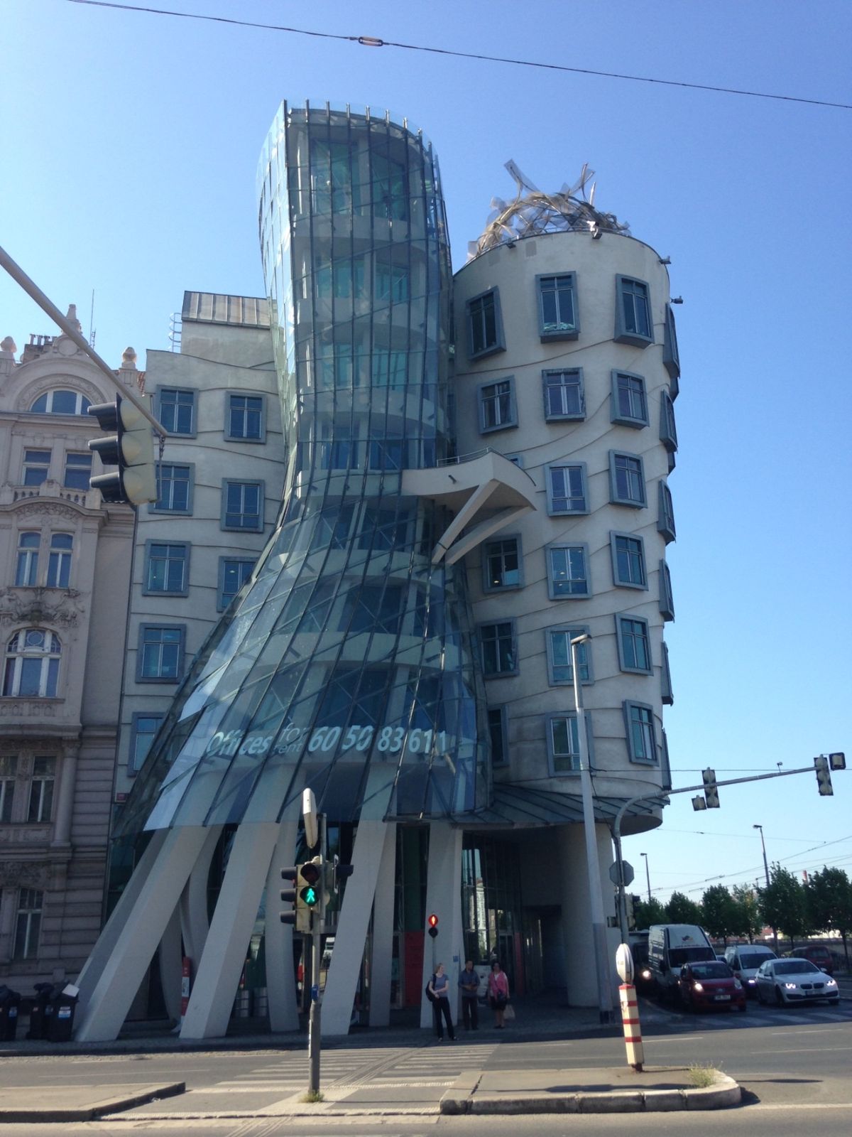 バスに乗ってちょっと遠方へ向かいます。
バス乗り場まで結構遠いけど、歩いて...