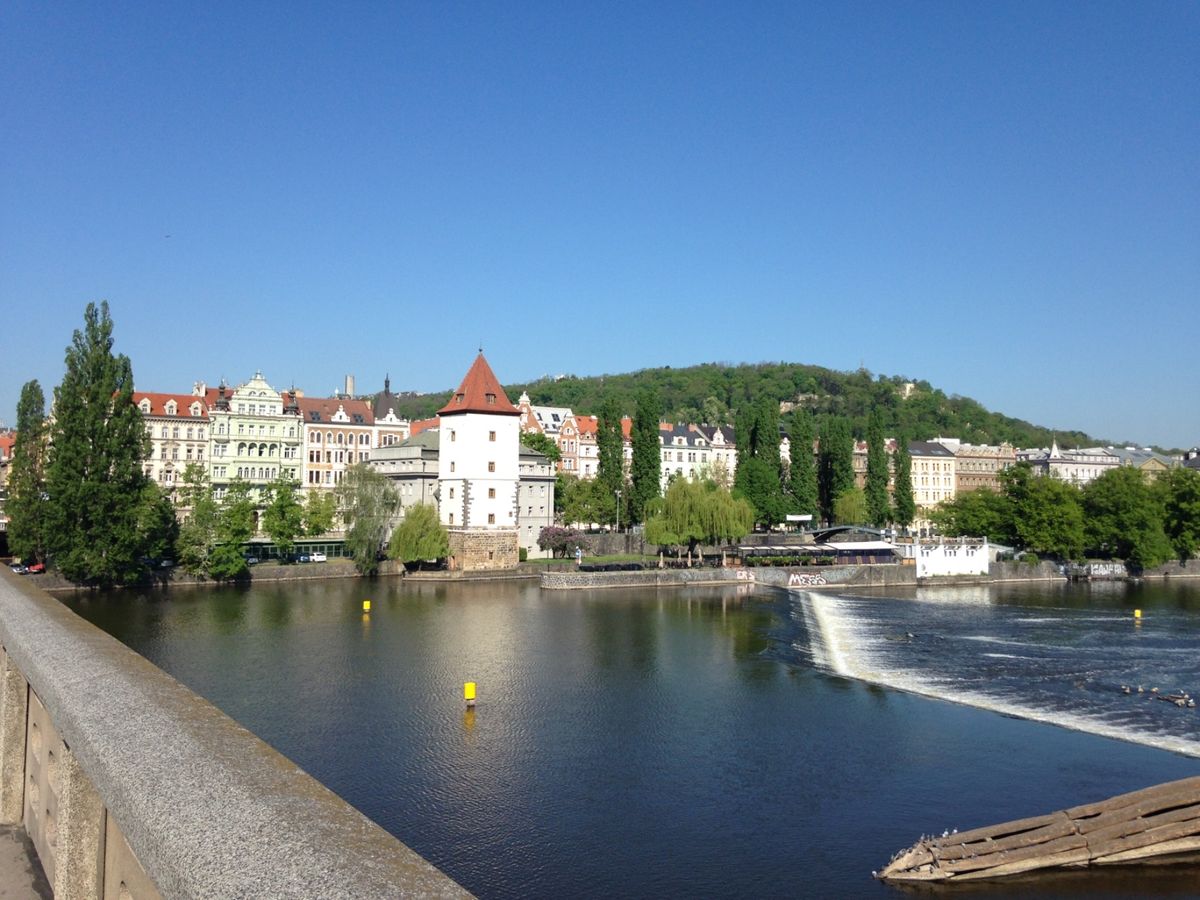 バスに乗ってちょっと遠方へ向かいます。
バス乗り場まで結構遠いけど、歩いて...