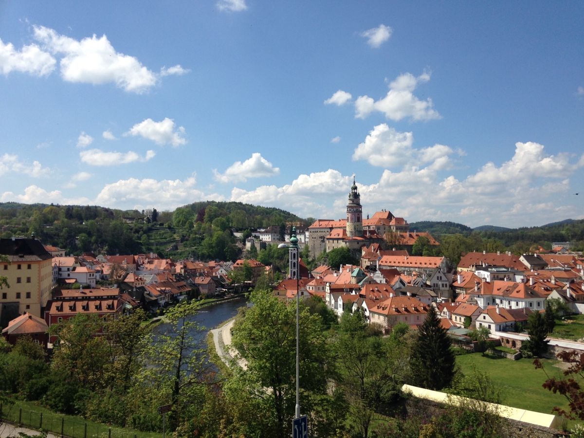 プラハからバスで3時間かけてチェスキークルムロフへ。
どこを切り取っても童...